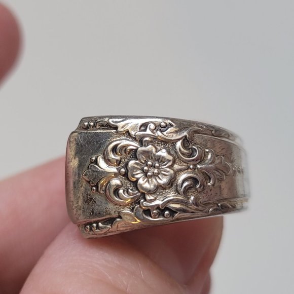 Rogers Vintage Repousse Floral Wrap Silver Spoon Ring Sz 6 - Picture 3 of 12